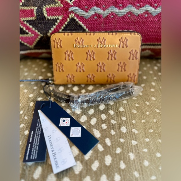 DOONEY & BOURKE New York Yankees
Brown Cognac Wristlet Clutch - NWT - Picture 2 of 7